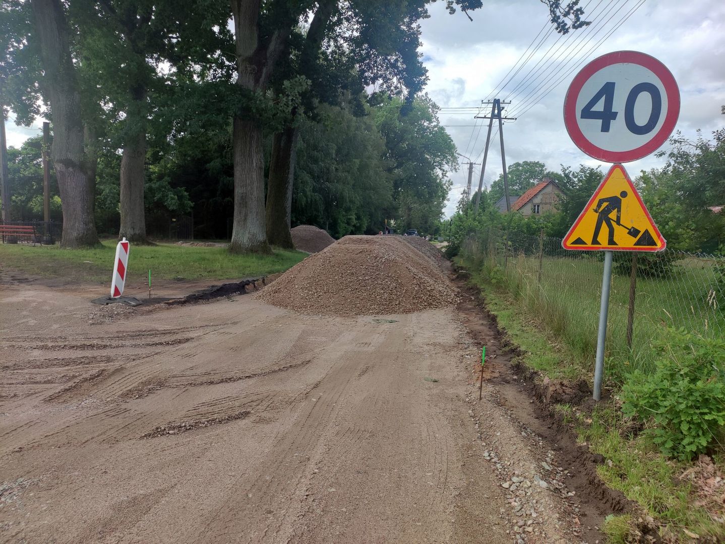 Remonowany odcinek drogi w Gorzycy, usypany tłuczniem.