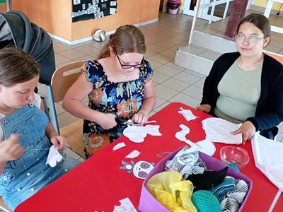 Dzieci z Placówki Wsparcia Dziennego z Lasek szyją pluszowe maskotki.