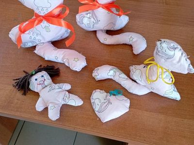 Maskotki wykonane przez Dzieci z Placówki Wsparcia Dziennego z Lasek.
