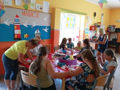 Dzieci z Placówki Wsparcia Dziennego z Lasek odrysowują szablony zwierząt.