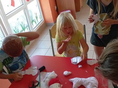 Dzieci z Placówki Wsparcia Dziennego z Lasek szyją pluszowe maskotki.