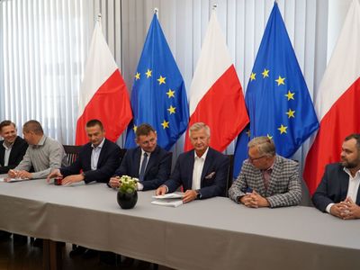 Przedstawiciele Urzędu Marszałkowskiego oraz włodarze gmin podczas podpisania umów w UM Darłowo.