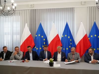 Przedstawiciele Urzędu Marszałkowskiego oraz włodarze gmin podczas podpisania umów w UM Darłowo. 