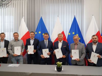 Przedstawiciele Urzędu Marszałkowskiego oraz włodarze gmin podczas podpisania umów w UM Darłowo. 