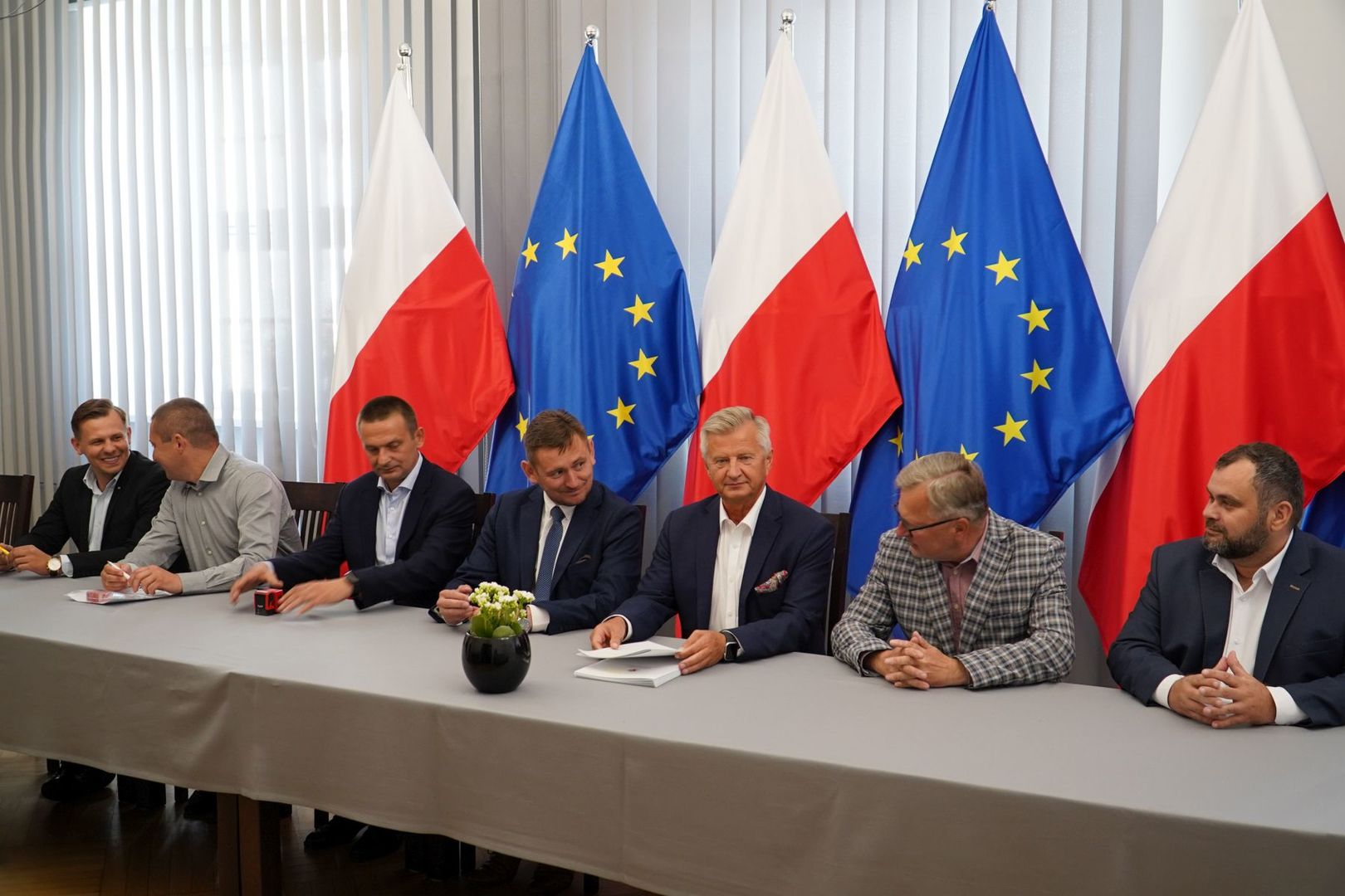 Przedstawiciele Urzędu Marszałkowskiego oraz włodarze gmin podczas podpisania umów w UM Darłowo.