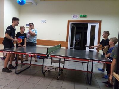 Dzieci z Karwic grają w ping ponga podczas nocki.