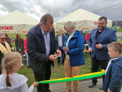 Przecięcie wstęgi przed świetlicą w Sulechówku: przewodniczący Rady Gminy  - Wiesław Rosiński, radna Monika Chruszcz, wójt Radosław Nowakowski.