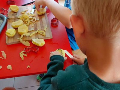 1.Wychowankowie z Placówki Wsparcia Dziennego z Lasek malują obraz farbami oraz wykonanymi pieczątkami z ziemniaków.
Wychowankowie z Placówki Wsparcia Dziennego z Lasek wycinają stemple z ziemniaków.