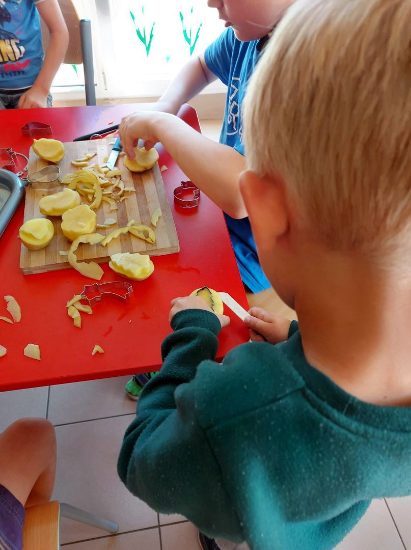 1.Wychowankowie z Placówki Wsparcia Dziennego z Lasek malują obraz farbami oraz wykonanymi pieczątkami z ziemniaków.
Wychowankowie z Placówki Wsparcia Dziennego z Lasek wycinają stemple z ziemniaków.