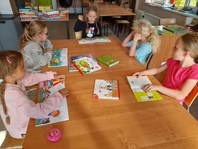 Dzieci z Sulechowa podczas zajęć czytelniczych.