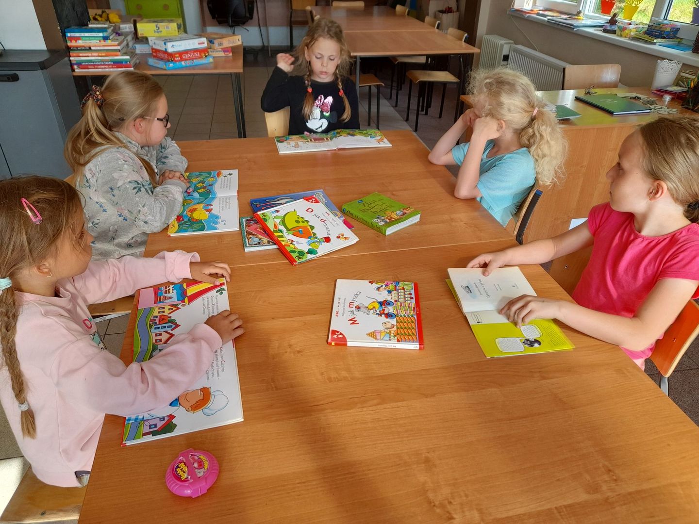 Dzieci z Sulechowa podczas zajęć czytelniczych.