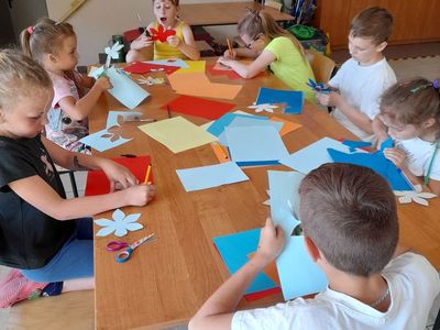 Dzieci z Placówki Wsparcia Dziennego w Sulechowie podczas wykonywania pracy plastycznej.
