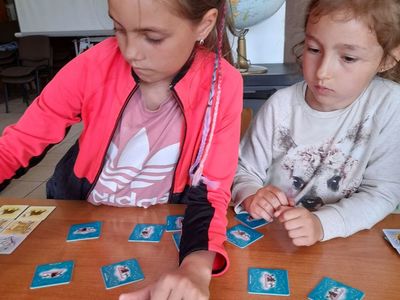  Dwie dziewczynki z Placówki Wsparcia Dziennego w Sulechowie grające w Memory.