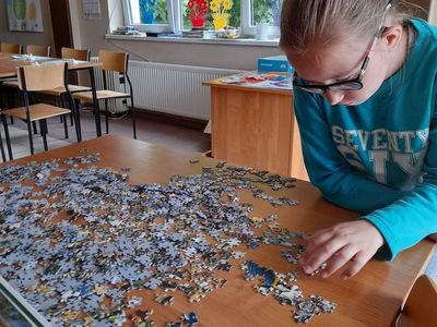Dziewczynka z Placówki Wsparcia Dziennego w Sulechowie układająca puzzle.