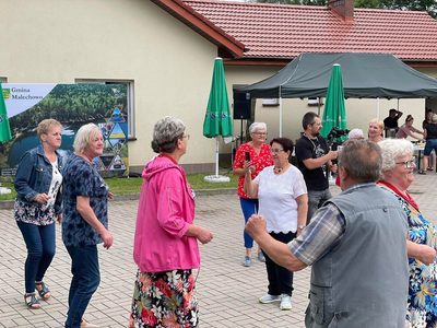 Uczestnicy pikniku w Gorzycy podczas tańca.