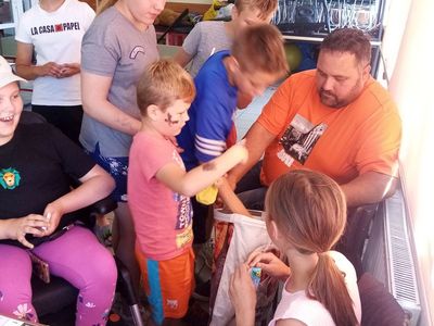 Dzieci z Karwic podczas rozgrywek w grę planszową. 