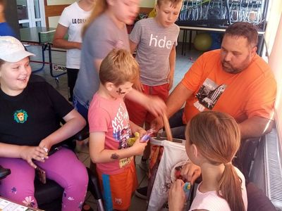 Dzieci z Karwic podczas rozgrywek w grę planszową. 