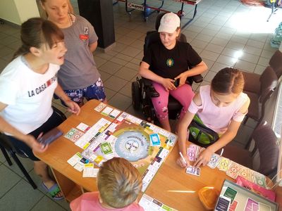 Dzieci z Karwic podczas rozgrywek w grę planszową. 