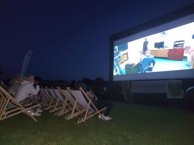 Widzowie podczas oglądania plenerowego seansu w Malechowie.