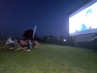 Mieszkańcy gminy Malechowo oglądają film w ramach kina na leżakach. 