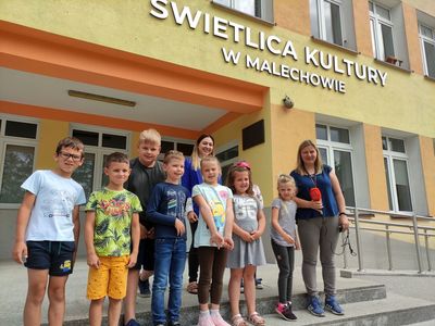 Dzieci ze Świetlicy Kultury w Malechowie wraz z opiekunem i redaktor Radia Koszalin.