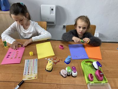 Dwie dziewczynki podczas przygotowywania prac plastycznych.