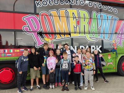 Dzieci z Placówki Wsparcia Dziennego wraz z opiekunem przed autobusem Pomerania.