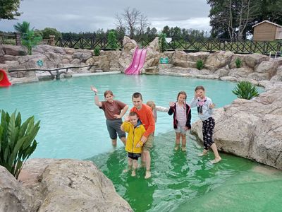 Dzieci z Placówki Wsparcia Dziennego w Niemicy w wodzie przy plaży.