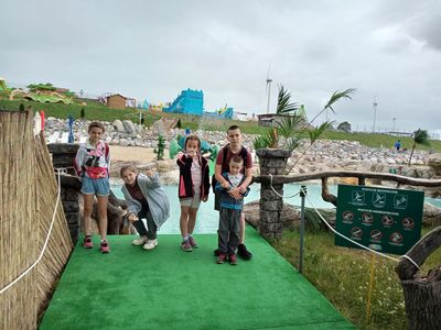 Dzieci z Placówki Wsparcia Dziennego w Niemicy przy plaży.