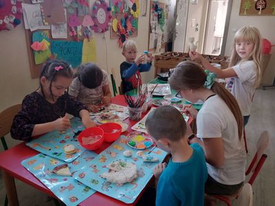 Dzieci z Placówki Wsparcia Dziennego w Niemicy wykonują kotki.