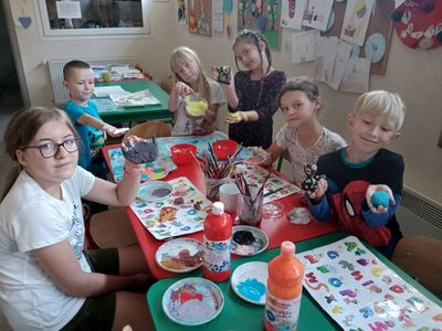 Dzieci z Placówki Wsparcia Dziennego w Niemicy prezentują swoje prace z masy solnej.
