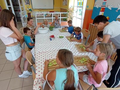 Dzieci z Placówki Wsparcia Dziennego w Laskach kroją warzywa na sałatkę.
