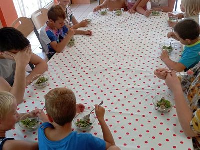 Dzieci z Placówki Wsparcia Dziennego w Laskach degustują przygotowaną sałatkę.