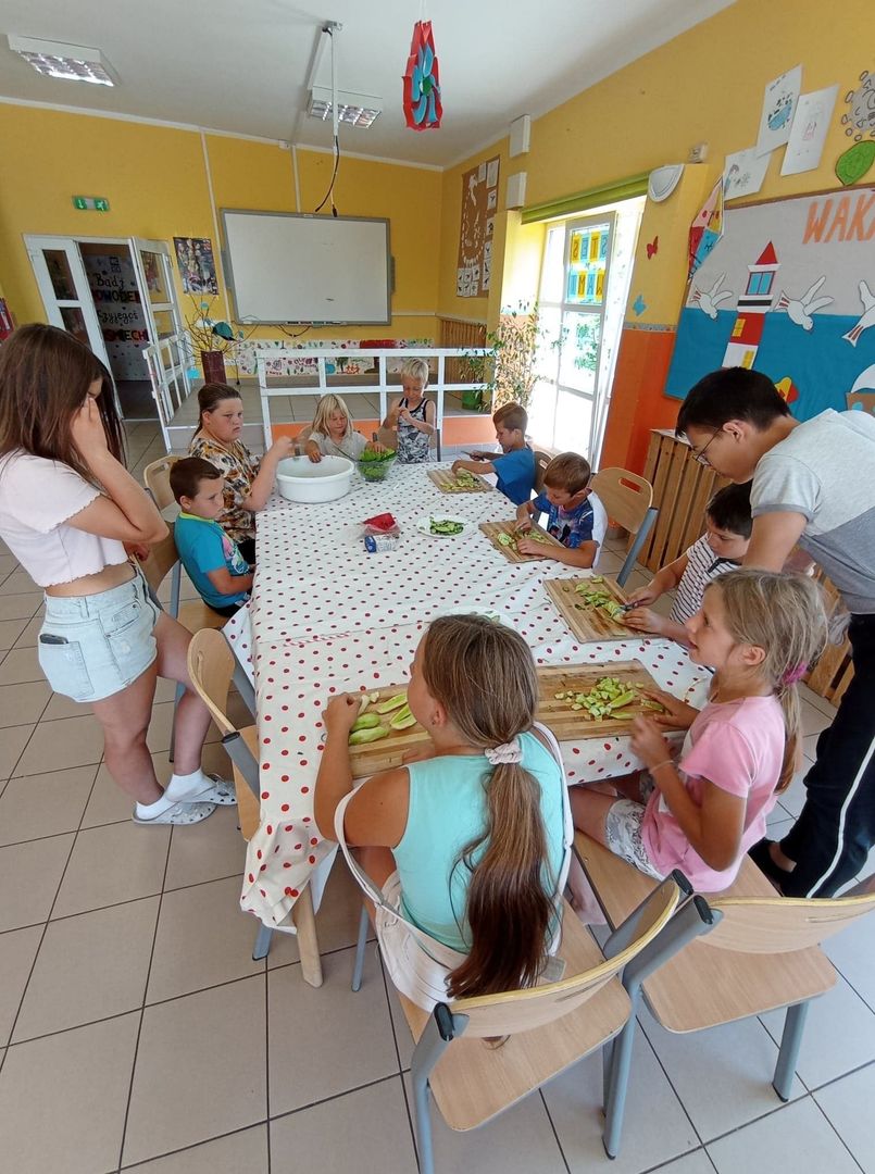 Dzieci z Placówki Wsparcia Dziennego w Laskach kroją warzywa na sałatkę. 