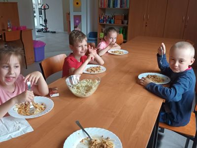 Dzieci z Placówki Wsparcia Dziennego w Ostrowcu spożywają spaghetti. 