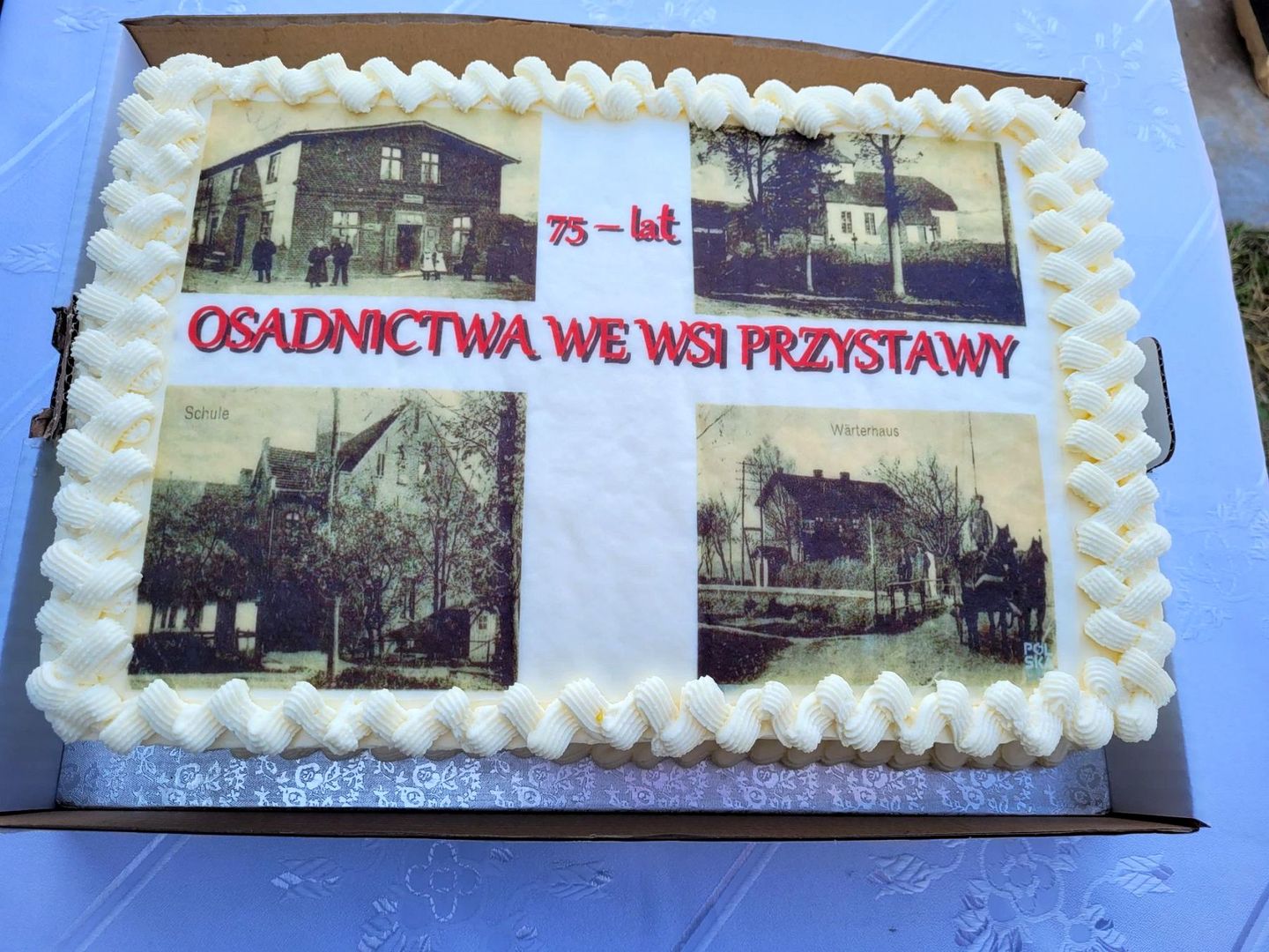 Zdjęcie przedstawia tort z okazji 75-lecia osadnictwa w Przystawach.