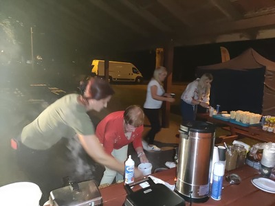 Przedstawicielki Koła Gospodyń Wiejskich w Niemicy przygotowują słodki bufet. 