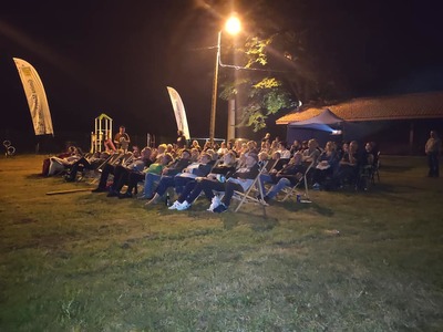 Widzowie Letniego Kina na leżakach w parku w Niemicy. 