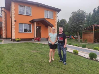 Jadwiga i Władysław Chruszcz z Malechówka przed domem - Starostowie Dożynek. 