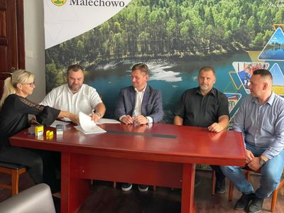 Podpisanie umowy z sołtysami Malechówka i Gorzycy.