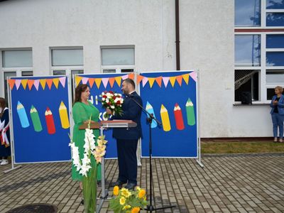 Pani dyrektor otrzymuje gratulacje od Wójta Gminy Malechowo.