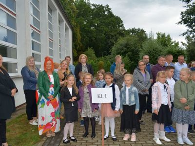Uczniowie klasy pierwszej z wychowawcą w czasie apelu.