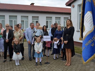 Dzieci z przedszkola wraz z wychowawczyniami i rodzicami na apelu szkolnym.