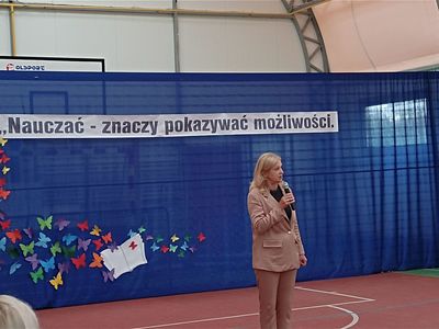 Przemówienie dyrektor Mirosławy Turczyn na sali gimnastycznej.