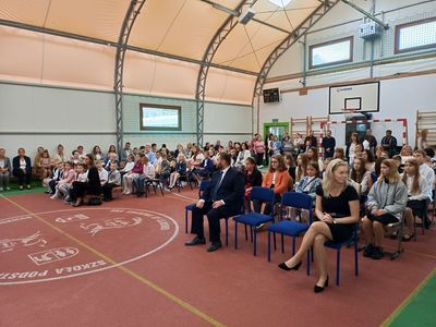 Społeczność szkolna SP im. Kazimierza Górskiego w Lejkowie. 