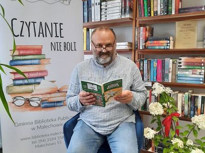 Bibliotekarz Dariusz Czesnowski czyta Ballady i Romanse.