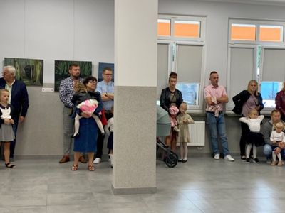 Dzieci  i rodzice podczas rozpoczęcia roku szkolnego. 