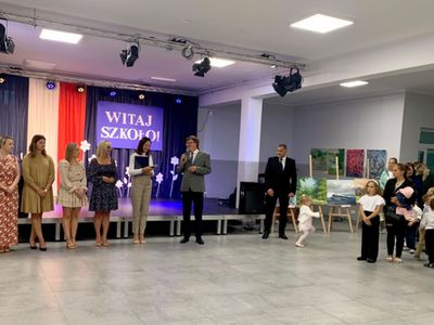 Kadra przedszkola w Malechowie, dyrektor Eliza Wróblewska - Hencel i dyrektor Piotr Chylarecki oraz przewodniczący Rady Gminy - Wiesław Rosiński, dzieci z rodzicami. 