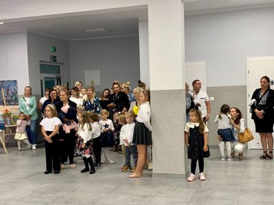 Dzieci z rodzicami podczas rozpoczęcia roku szkolnego. 