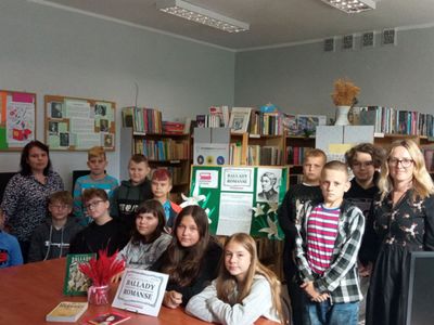 Uczniowie klasy piątej z polonistką i bibliotekarką podczas Narodowego Czytania.